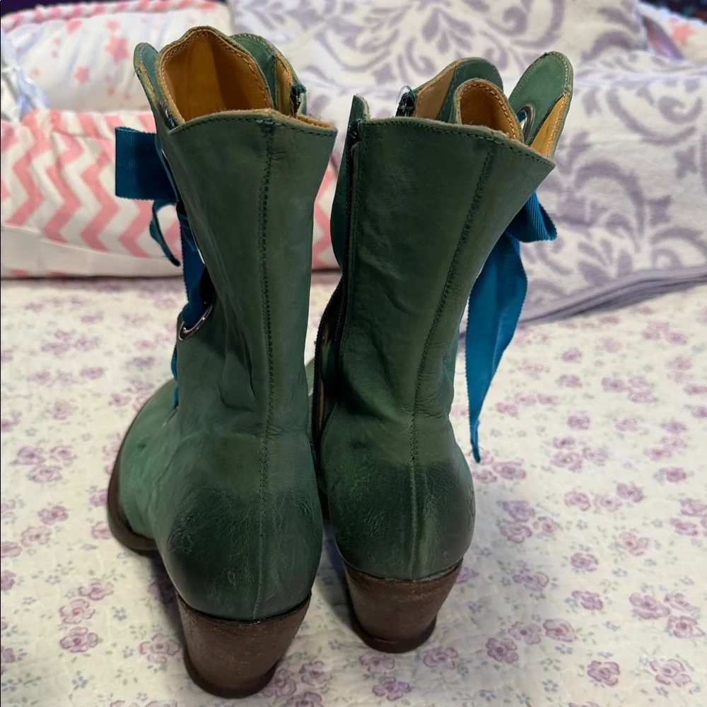 John Fluevog Green Leather Lace-Up Boots with Teal Ribbon Laces - Picture 4 of 7